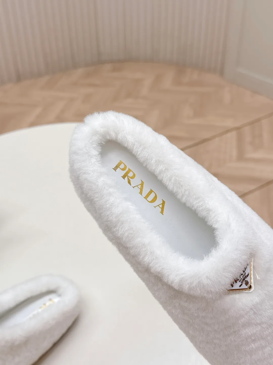 👟👟Ex-factory price 520👟👟 Prada prada25 autumn and winter furry slippers series, half-slip wool slippers, classic triangle buckle, comfortable, cute, cute, fashionable, elegant and versatile, the wool is comfortable and soft, awakening the warmth of autumn and winter. Let you walk comfortably from morning to night. Pair it with socks to easily cope with the changing seasons. Wool, sheep pattern lining, original outsole! 35-40 yards